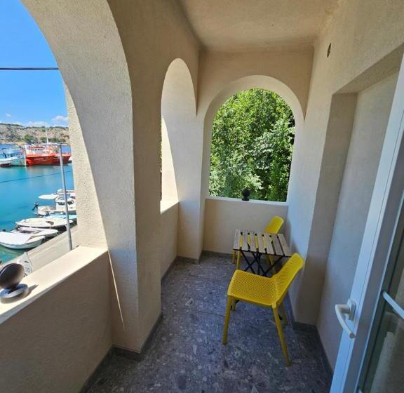 اتاق لوکس با بالکن و چشم‌انداز دریا, Villa Gaj