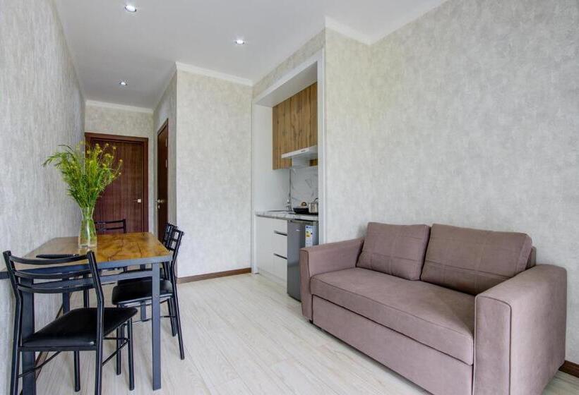 اتاق استاندارد با چشم‌انداز دریاچه, Novel Hotel And Apartments