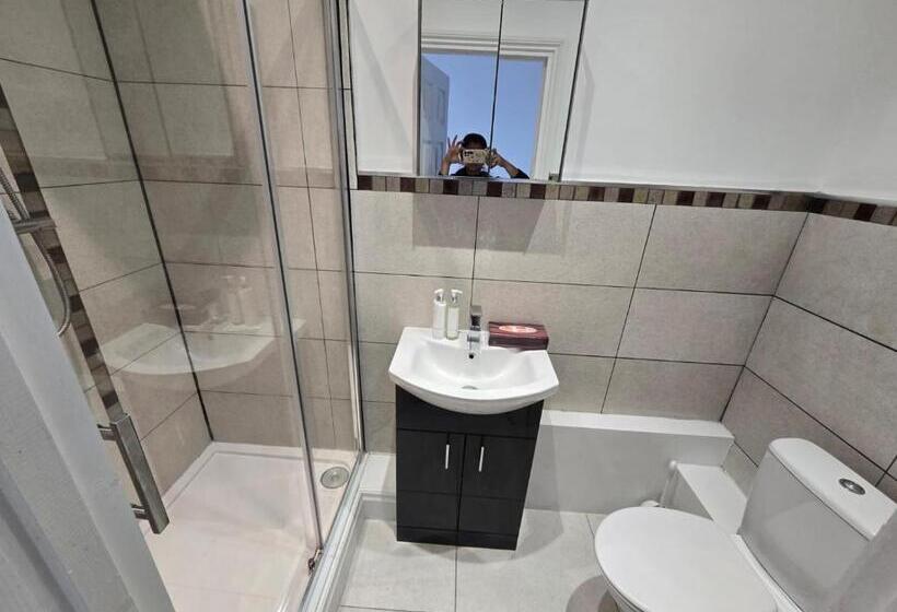 Номер Стандарт, Room In Guest Room   Limehouse Townhomes Modern Spacious Serviced En Suite Room With A Garden View