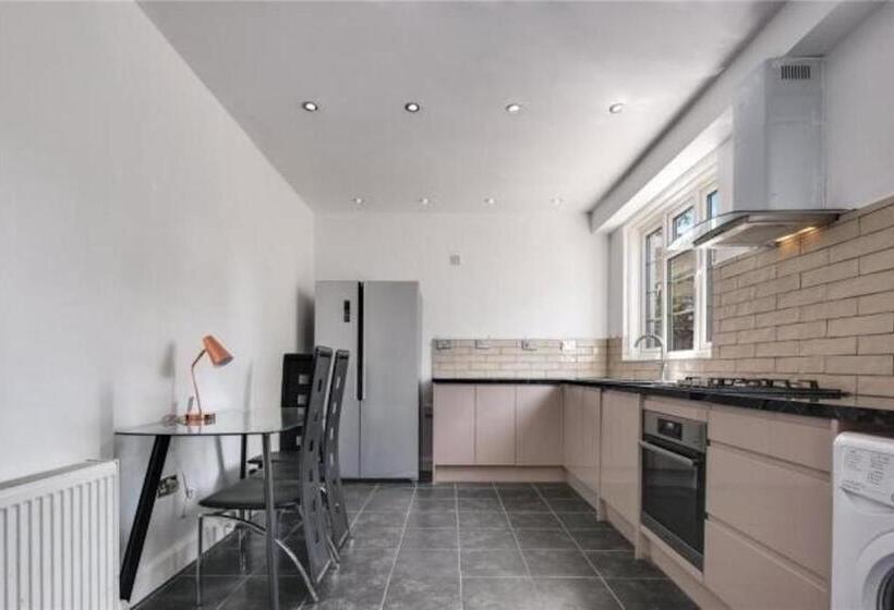 Номер Стандарт, Room In Guest Room   Limehouse Townhomes Modern Spacious Serviced En Suite Room With A Garden View