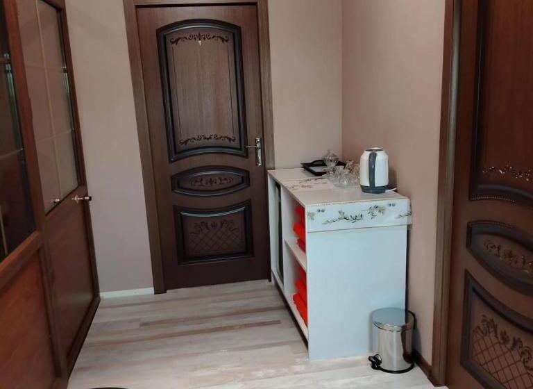 اتاق خانوادگی با چشم‌انداز کوه, Sheki̇_vi̇lla_buti̇k