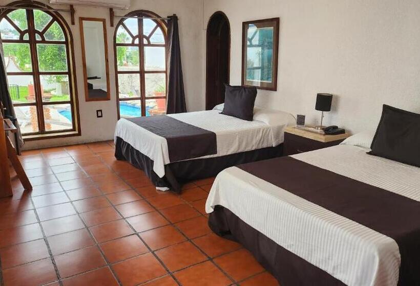 اتاق استاندارد چهارنفره با چشم‌انداز باغ, Hill House Mazatlan   Bed & Breakfast