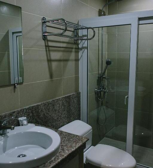 חדר סופריור לשלושה, Leope