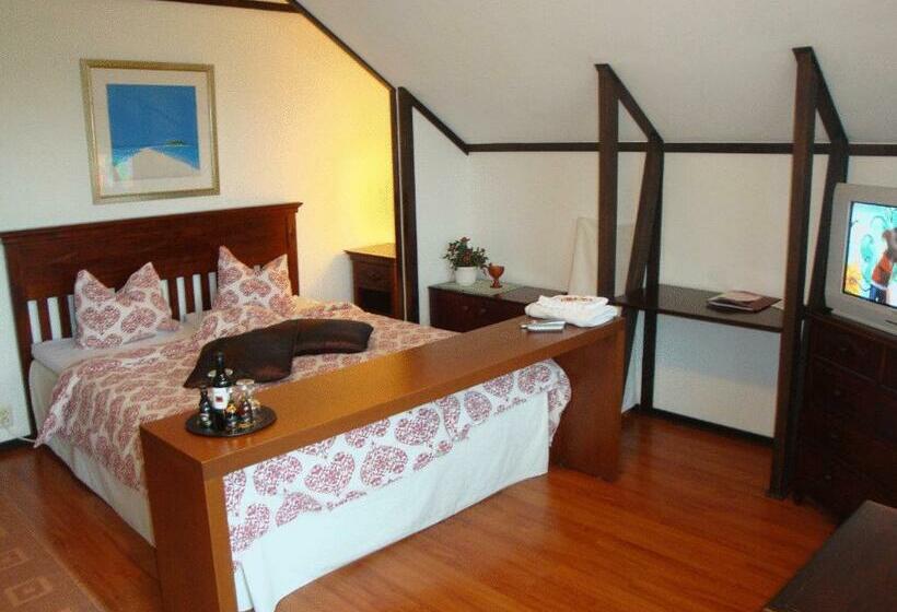 Номер Стандарт с Балконом, Cronin S Guesthouse Bed & Breakfast
