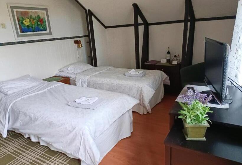 Номер Стандарт с Балконом, Cronin S Guesthouse Bed & Breakfast