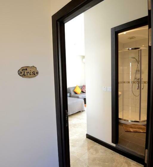 اتاق لوکس با بالکن و چشم‌انداز دریا, Il Bukkett B&b