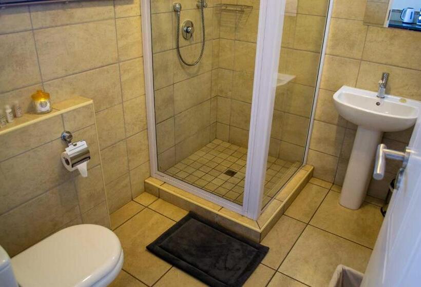 Номер Стандарт Вид на Бассейн, Amohela Guesthouse