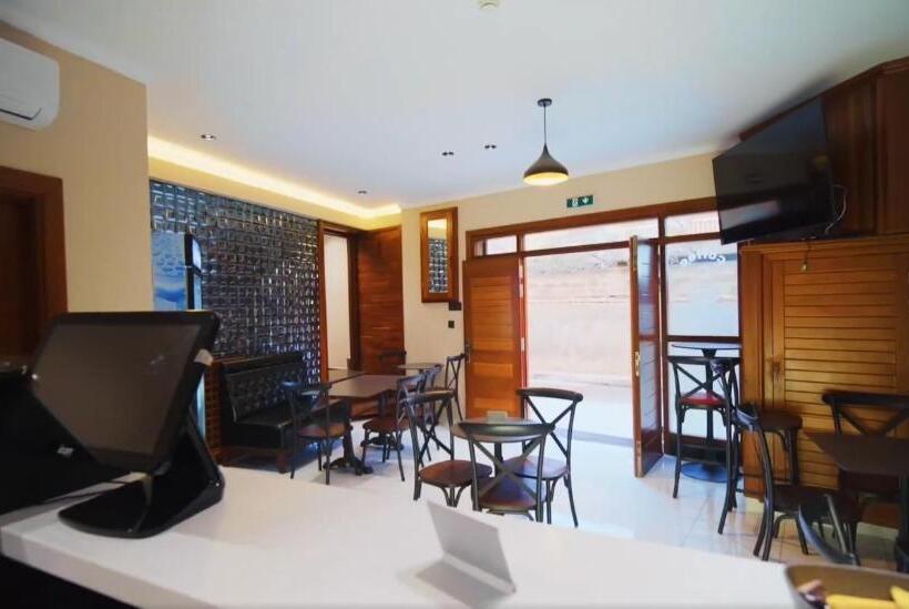 سوییت با چشم‌انداز دریا, Adam Appart Hôtel