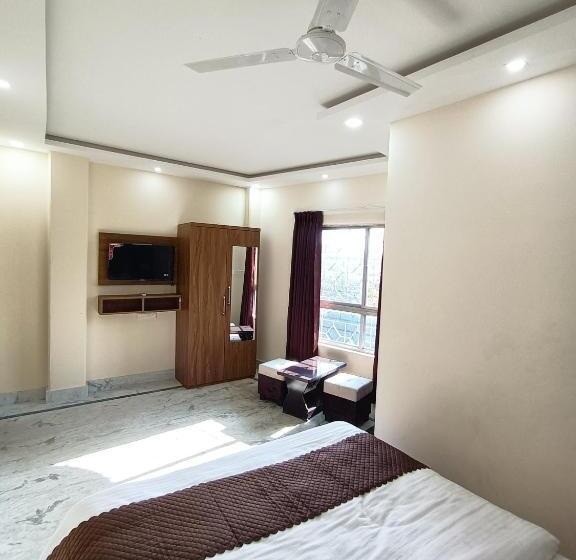 豪华三人间, Super Oyo Hotel Danish Dreamstay
