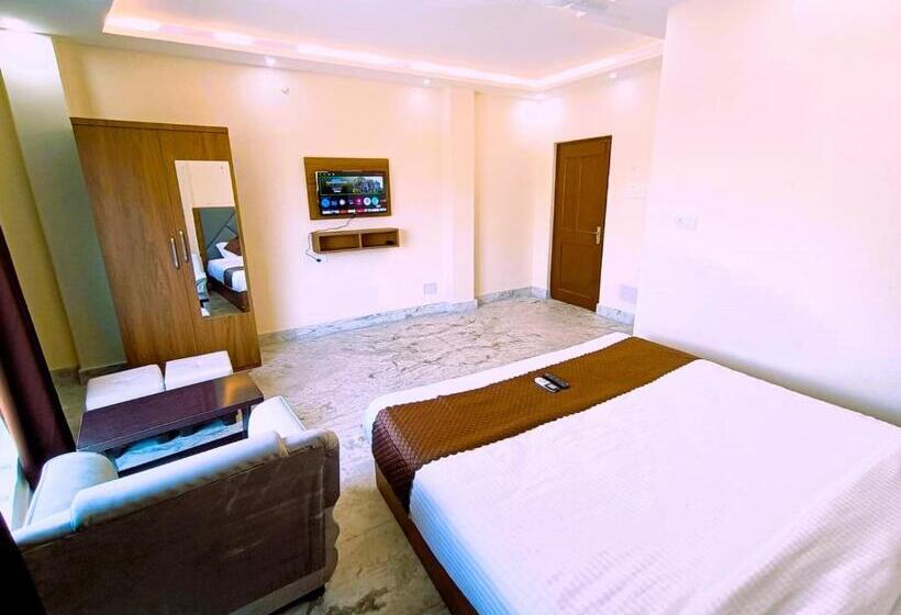 豪华三人间, Super Oyo Hotel Danish Dreamstay