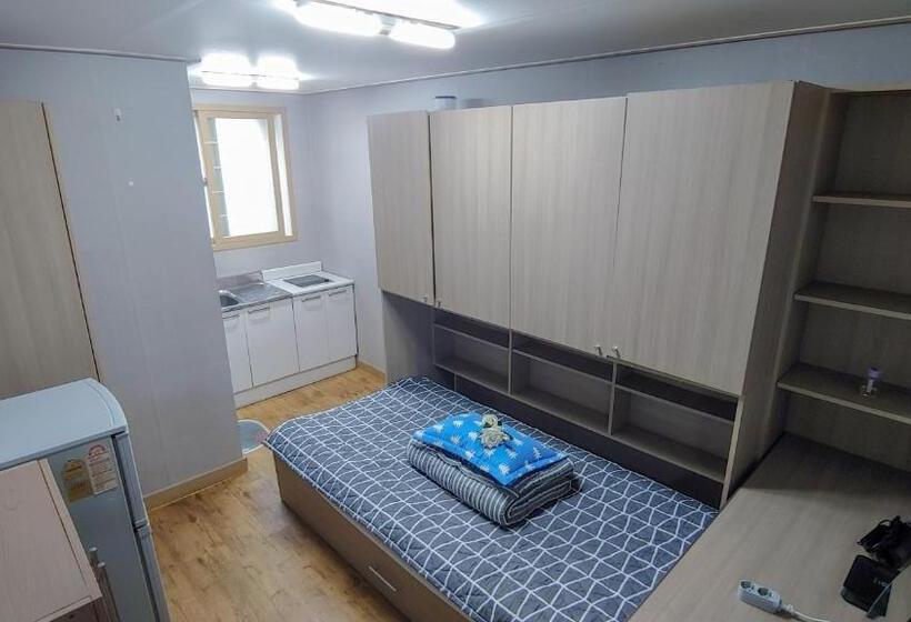 اتاق استاندارد یک نفره, Bong Gu House