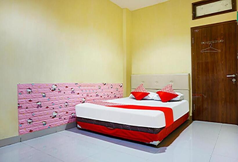 Quarto Deluxe, Oyo 91182 Kos Ta Homestay Makassar