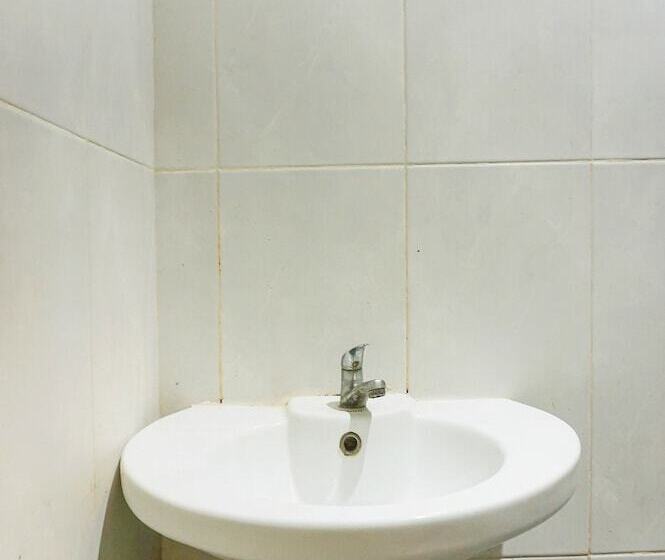 Quarto Deluxe, Oyo 91182 Kos Ta Homestay Makassar