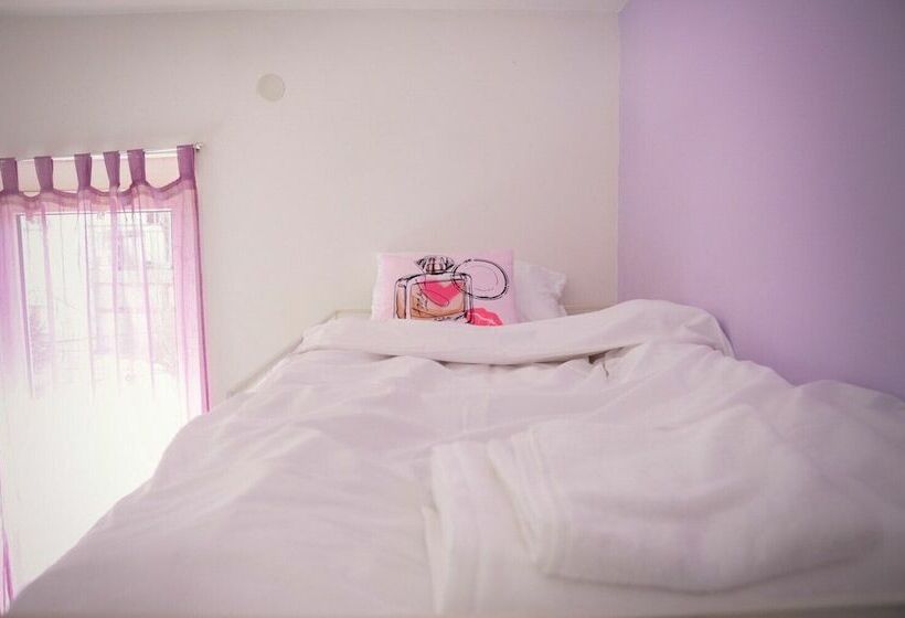 ルームシェアのワンベッド, Voyage Hostel