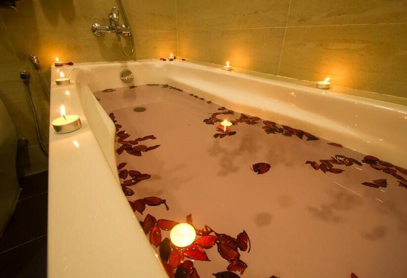 Suite, Grand World