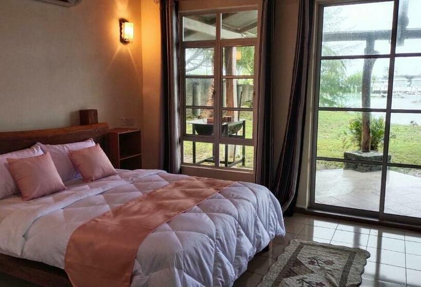 اتاق لوکس با چشم‌انداز دریا, Senari Bay Resort