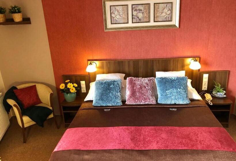 Номер Deluxe, Ambrózia étterem és Panzió