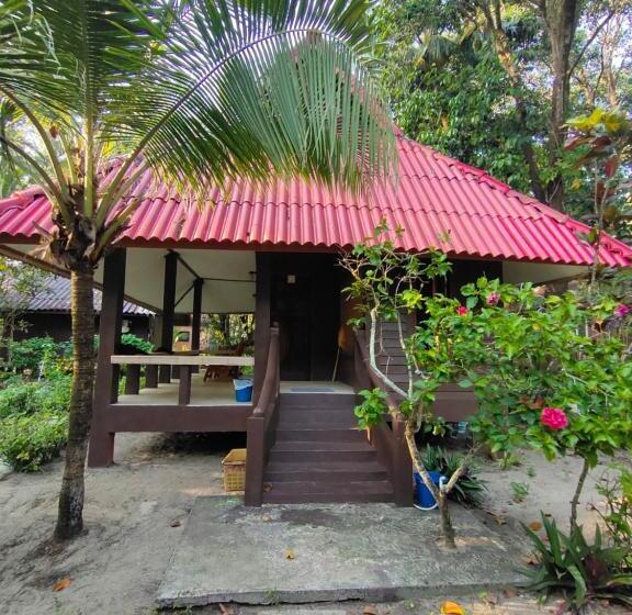 디럭스 룸 킹사이즈 침대, Phayam Coconut Beach Resort