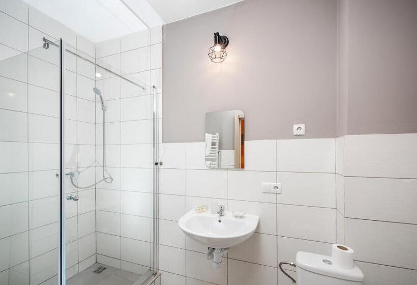 غرفة قياسية مزوَّدة بشُرفة, Jam Hotel Hnatyuka