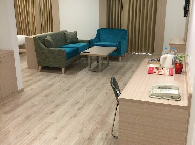 行政套房, Red Fox By Lemon Tree Hotels, Sector 60, Gurugram