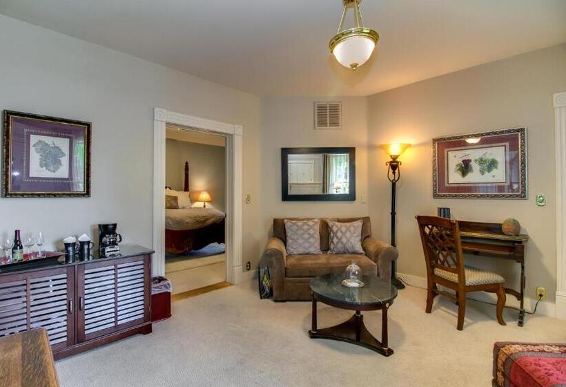 Люкс Deluxe Кровать Кинг, Winchester Inn