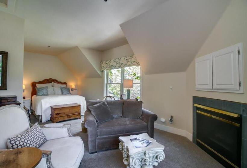 Люкс Вид на Сад, Winchester Inn