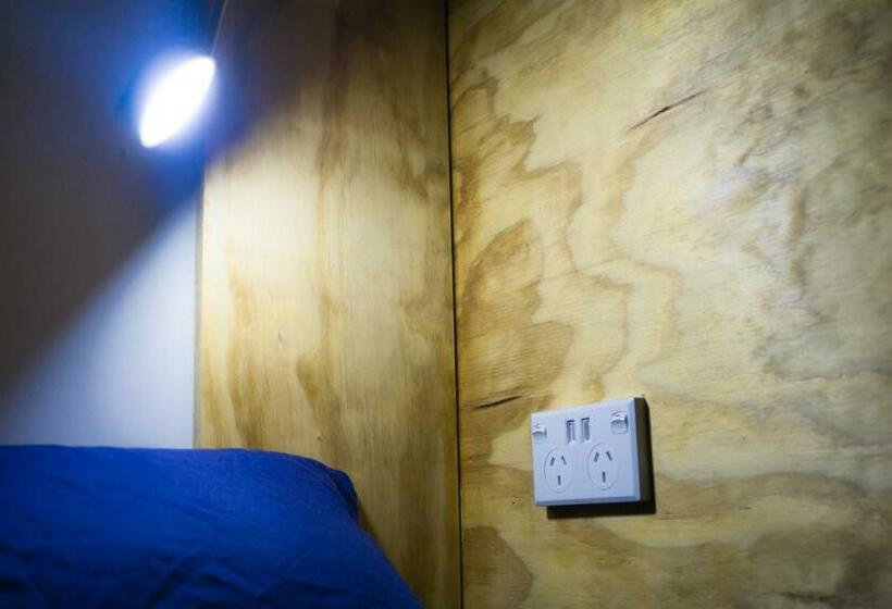 Кровать в Общей Комнате, Adventure Inn Marahau