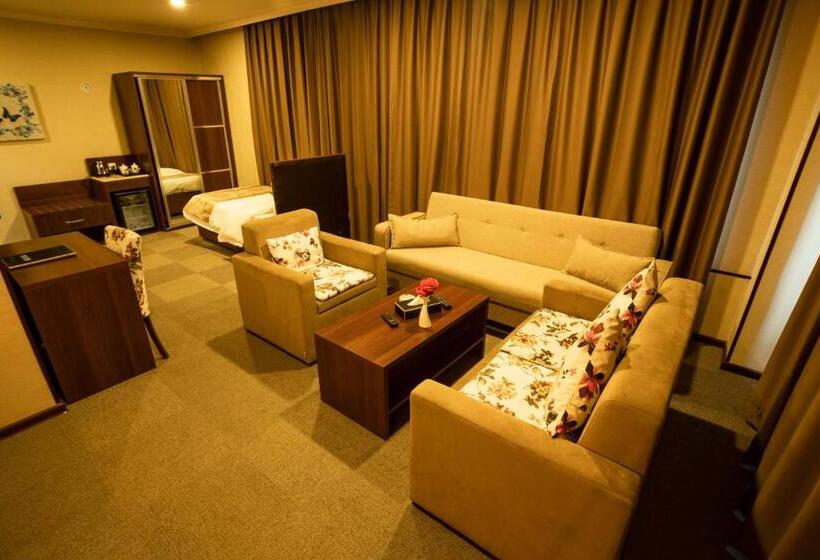 استودیو استاندارد با تخت کینگ, Halwachy