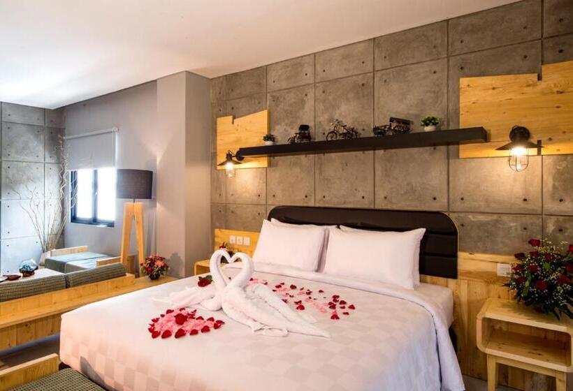 Полулюкс, Ayaartta Hotel Malioboro