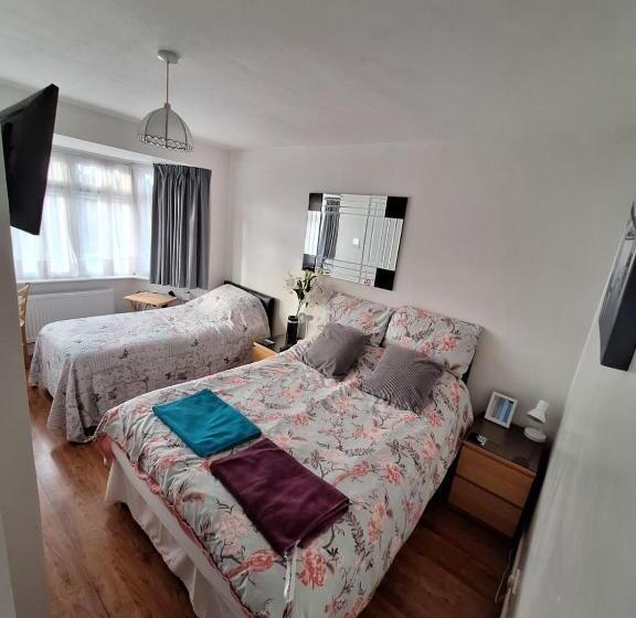 Трехместный Номер Классика, Harrow B & B