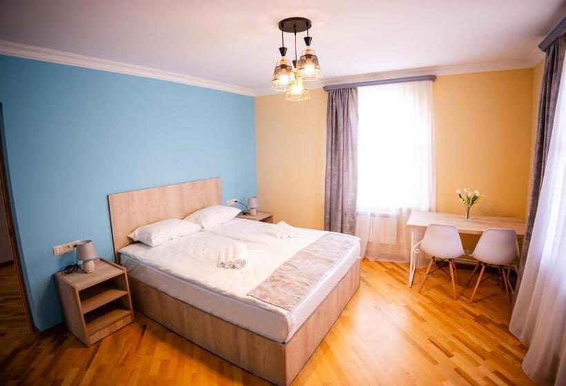 اتاق استاندارد با چشم‌انداز کوهستان, Lily S Guest House