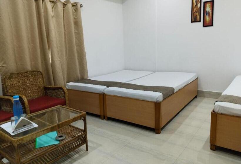 行政三人间, The Executive Inn