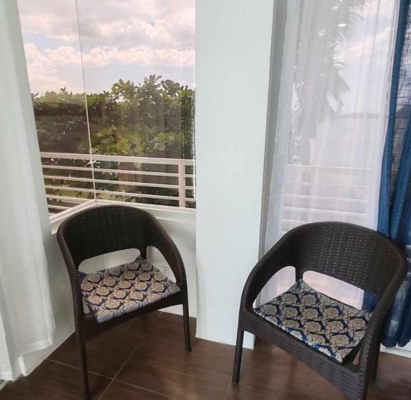 Люкс, Llanes Bancolita S Resort   Taal Lakeview Resort Balete