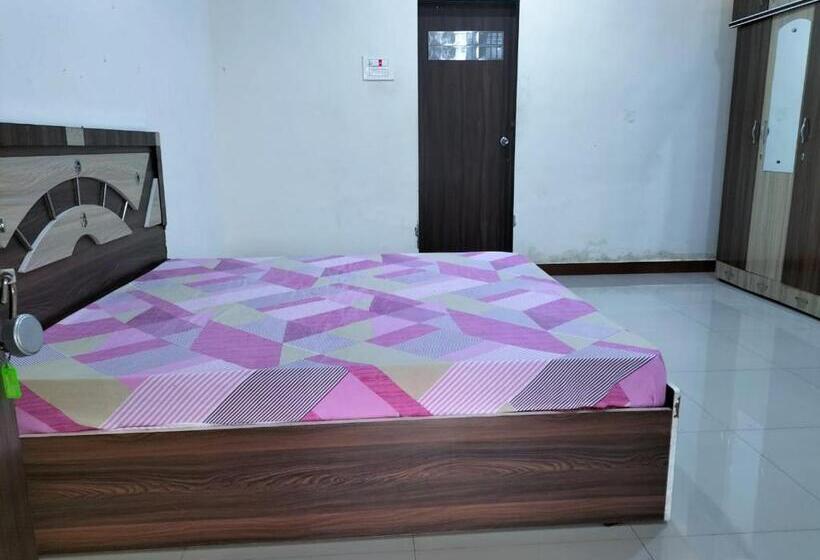Номер Deluxe Кровать Кинг, B N Farm Badlapur