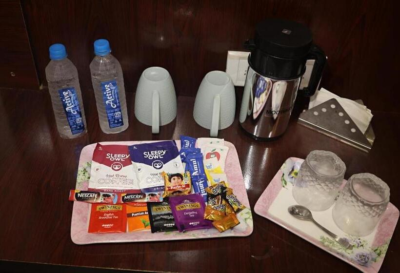 キングサイズベッドのスーペリアルーム, Navkar Palace Hotel & Resort, Sanawad