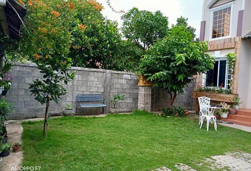 غرفة قياسية فردية, Kol House