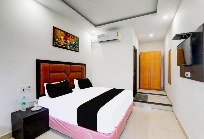 Трехместный Номер Классика, Oyo Hotel Om Palace