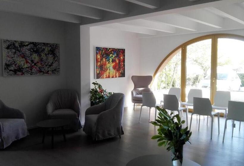 اتاق لوکس, La Casa Nel Verde