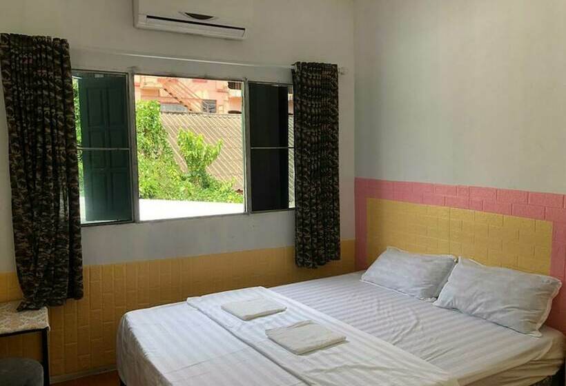 Quarto Deluxe, Army Barracks Guesthouse