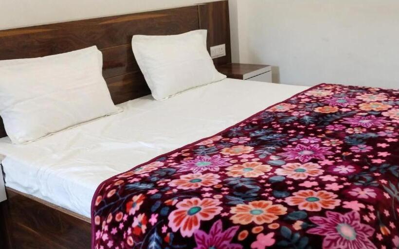Quarto Triplo Deluxe, Ram Krishna Palace Ayodhya   Near Shree Ram Temple And Hanuman Garhi   Comfortable Stay