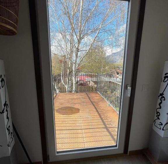 بانگلوی استاندارد, Crazy Lounge B&b