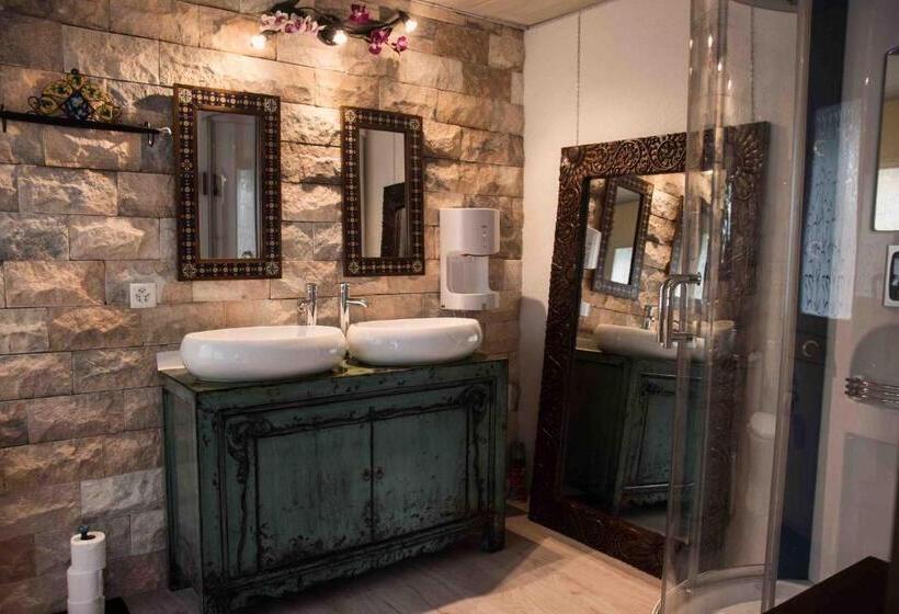 اتاق خانوادگی, Crazy Lounge B&b