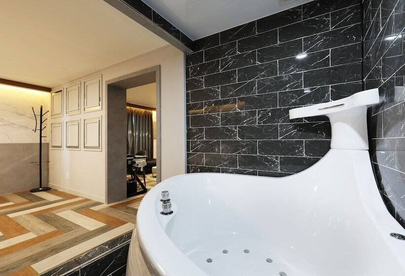 Suite, Mondavi