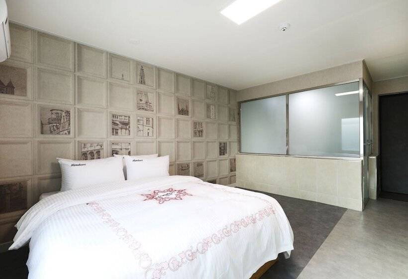 Chambre Familiale, Mondavi