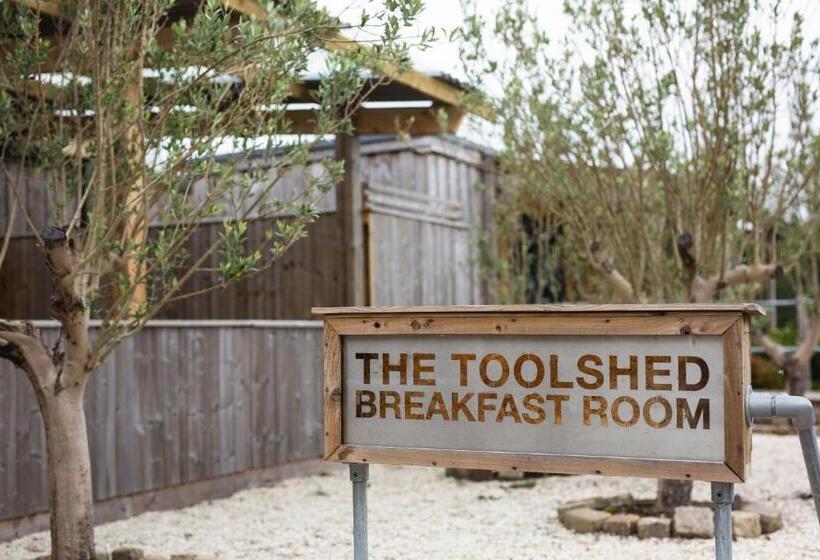 إستديو عائلى, Owen House Farm