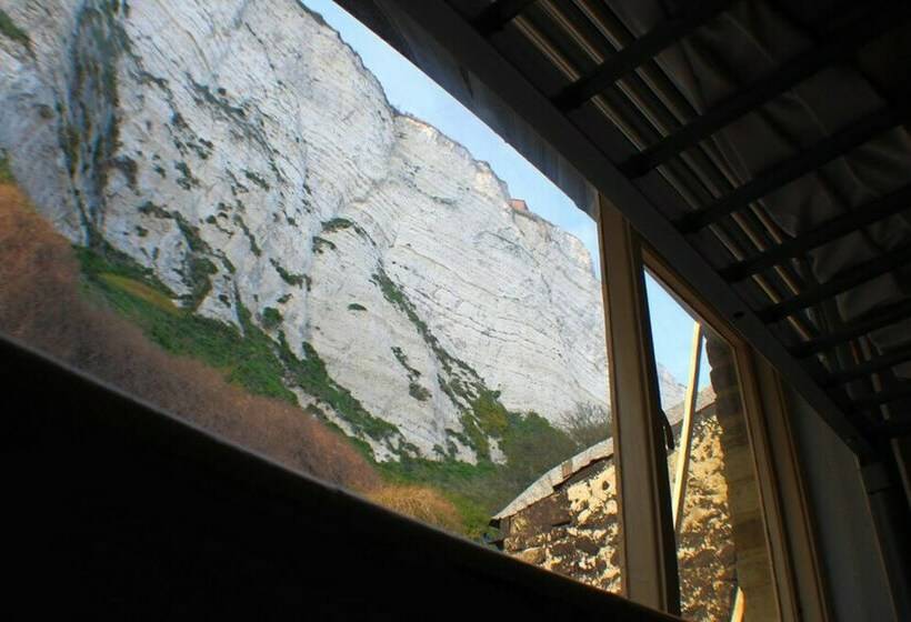 تختخواب در اتاق مشترک, Dover Adventure Backpackers