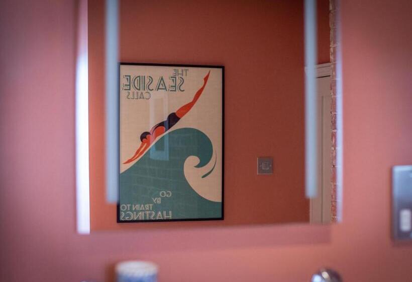 اتاق لوکس, Red Cottage B&b