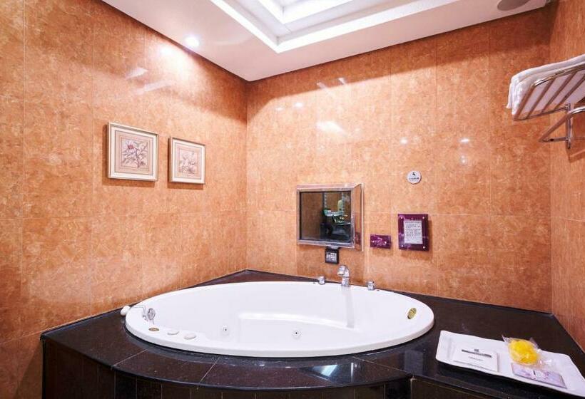 اتاق اکونومی, Holiday Motel