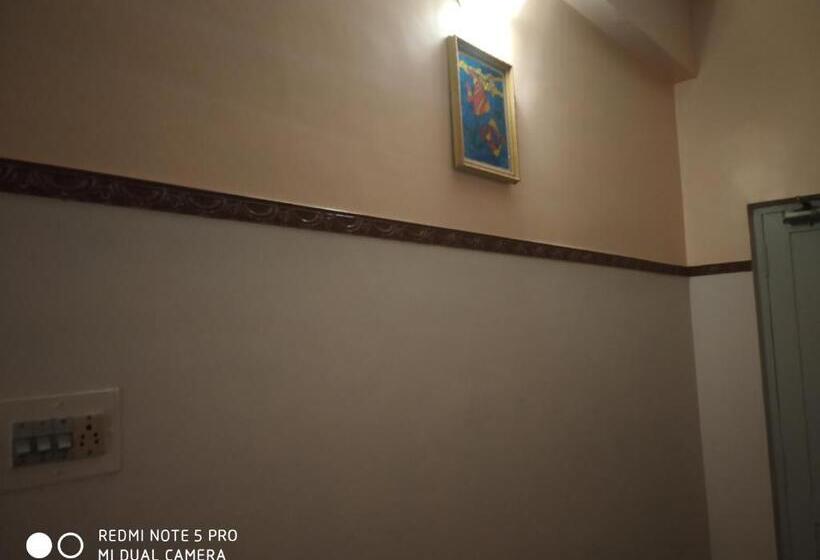 اتاق استاندارد یک نفره, Krishna Lodge