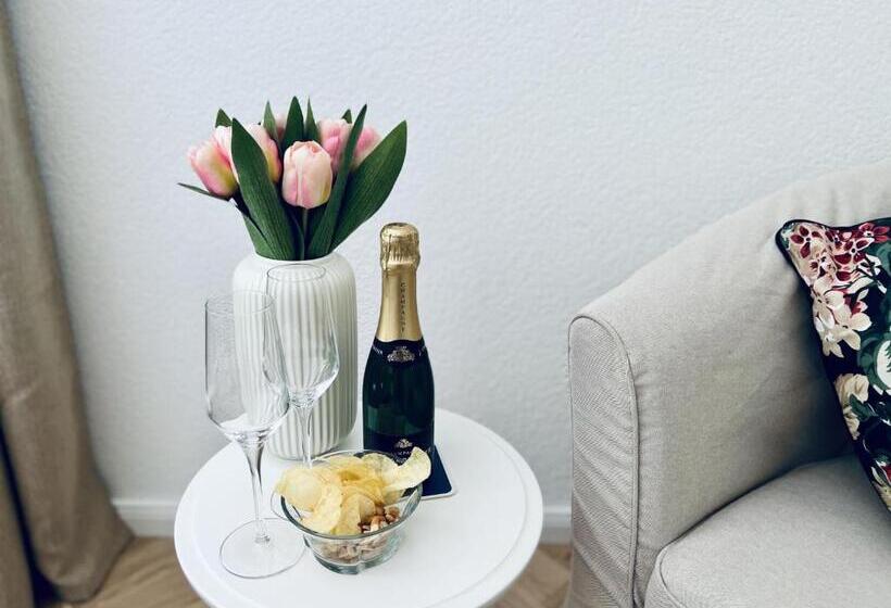 Номер Deluxe Вид на Море с Балконом, Boutique Hotel Niesenblick   Direkt Am Thunersee Gelegen Mit Self Check In & Digitaler Rezeption